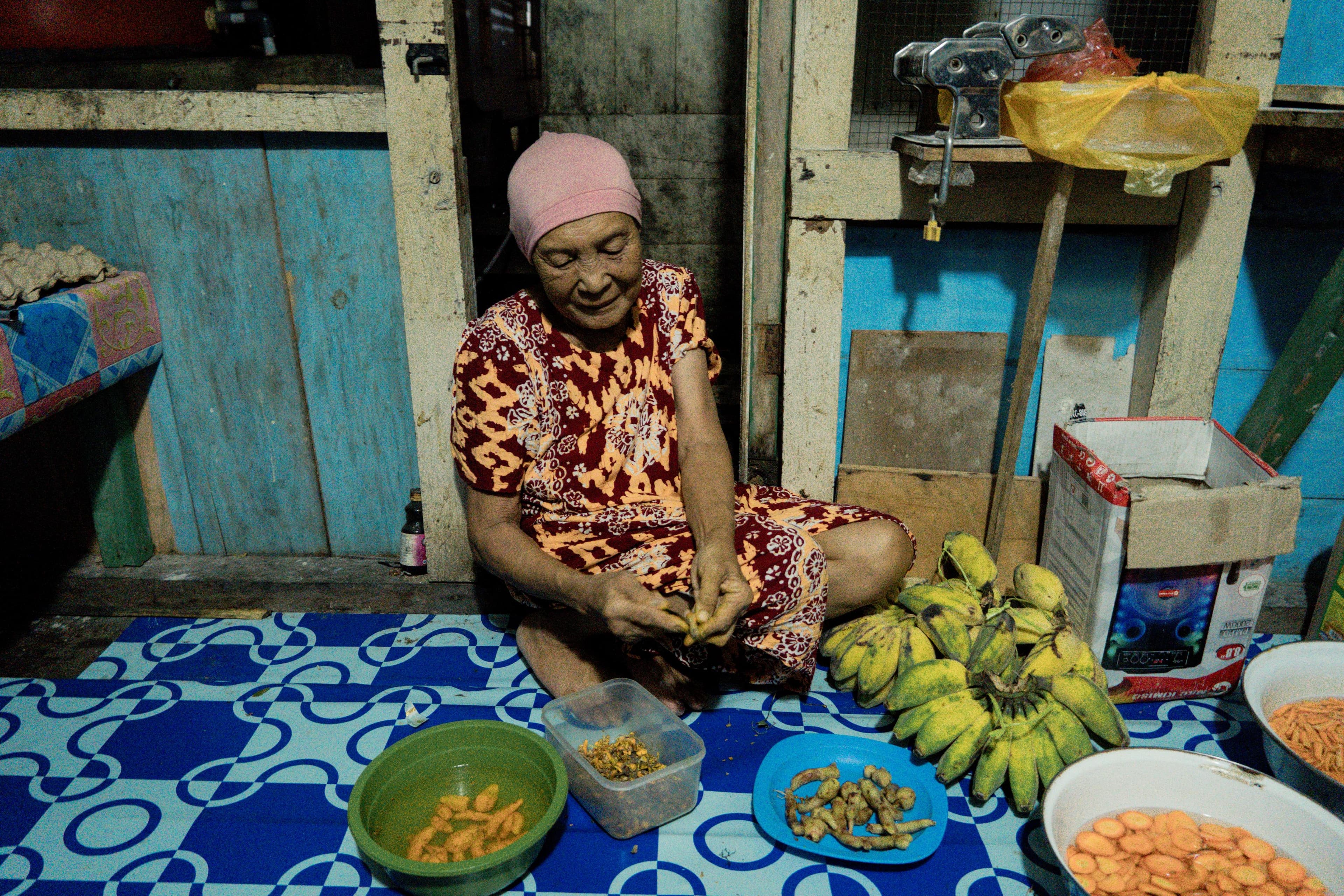 A community member preparing food in Torosiaje